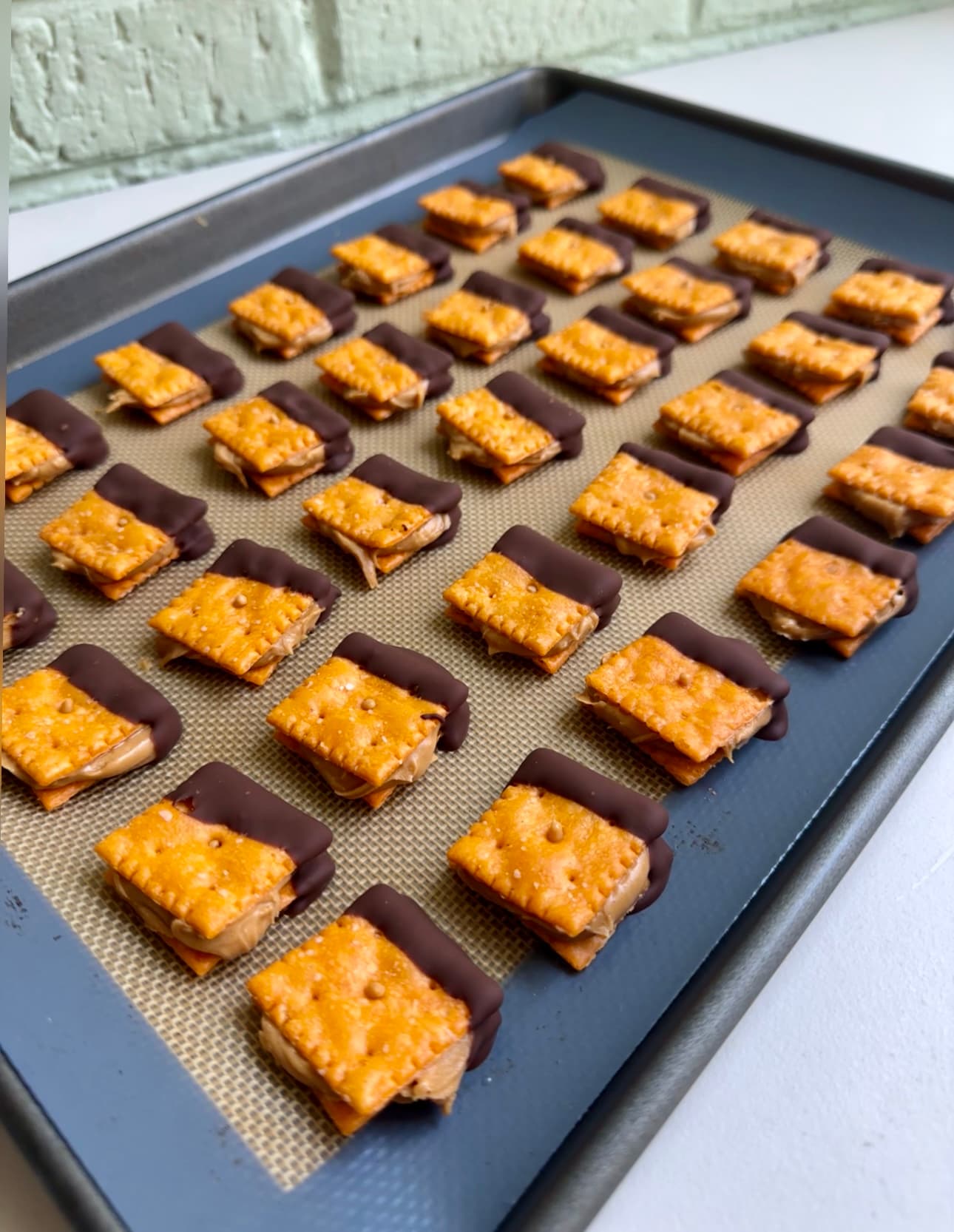 Indulge in Cheez-It Butterfinger Bites: A Sweet & Savory Delight